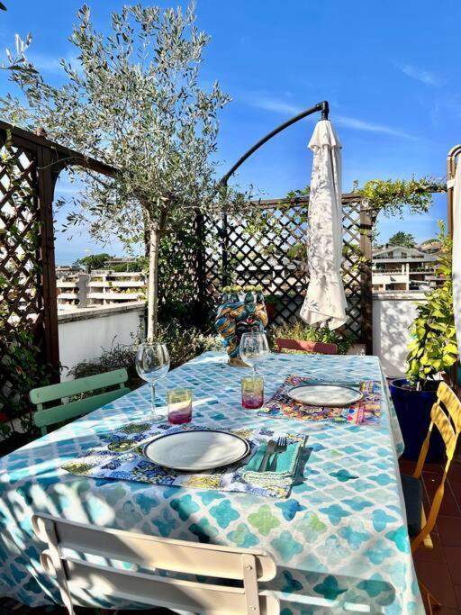 Lovely Mid-century With Stunning Terrace Apartment Rom